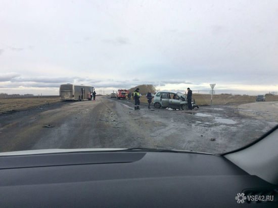Иномарка превратилась в груду металла после столкновения с автобусом в Кузбассе