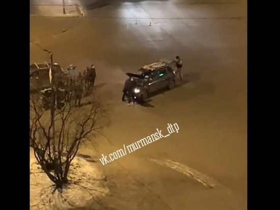 На пересечении улиц Полярные Зори и Книповича столкнулись два автомобиля