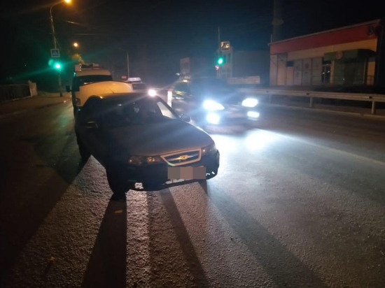 На Левенцовке в Ростове под колеса авто попали двое