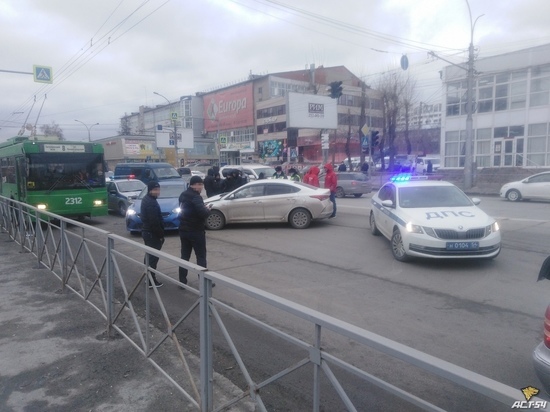 Авария в Новосибирске парализовала движение транспорта