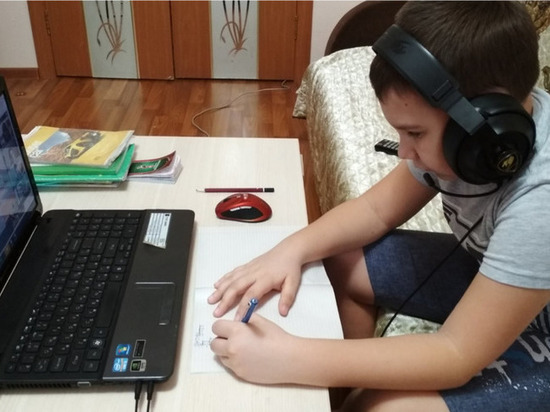 Учеников школ Ямала обеспечивают ноутбуками для дистанционного обучения