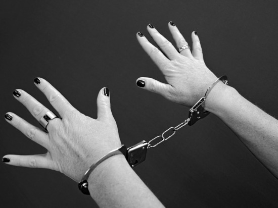 Пьяная жительница Ельни ударила кулаком в грудь участкового