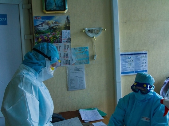 В больницу под Новосибирском привезли партию масок для врачей