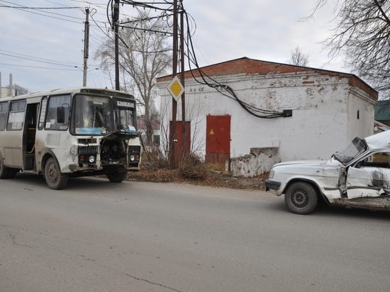 В Касимове «Волга» врезалась в рейсовый автобус