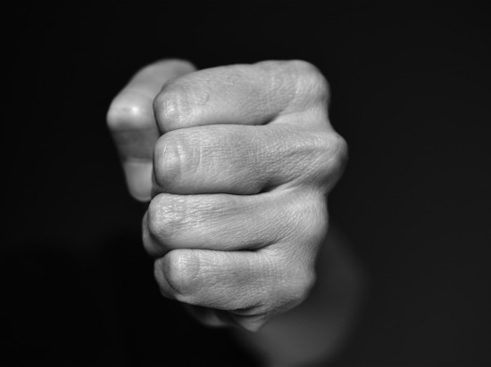 В Сафоново мужчина поссорился с уличным рабочим и избил его до смерти