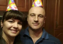 Днём 11 ноября во Всеволожске, который находится сразу за петербургской Кольцевой автодорогой, 52-летний Сергей Шпак расстрелял из травмата и зарубил топором свою жену, 36-летнюю Елену, у нее на работе, в ее салоне красоты
