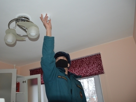 В Чебоксарах бесплатно ставят пожарные извещатели в квартиры горожан