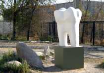 Читинский памятник зубу поборется за звание самой необычной скульптуры в России