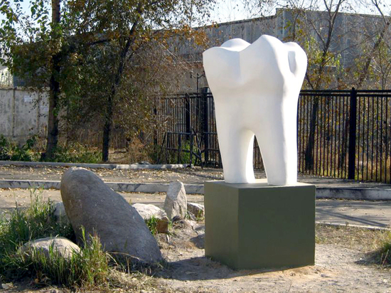 Памятник зубу в Чите претендует на звание необычной скульптуры России
