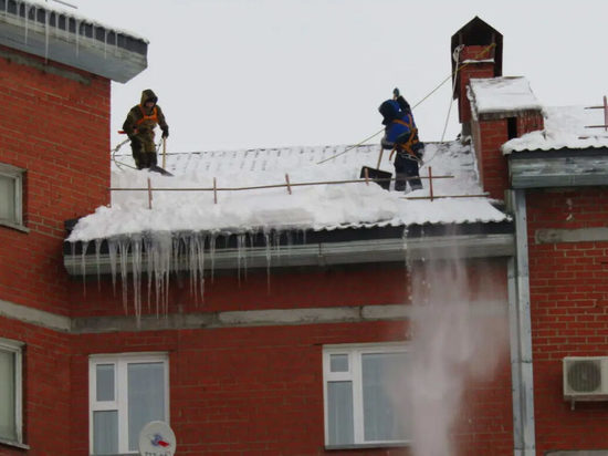 Власти Салехарда проверили качество очистки крыш от снега