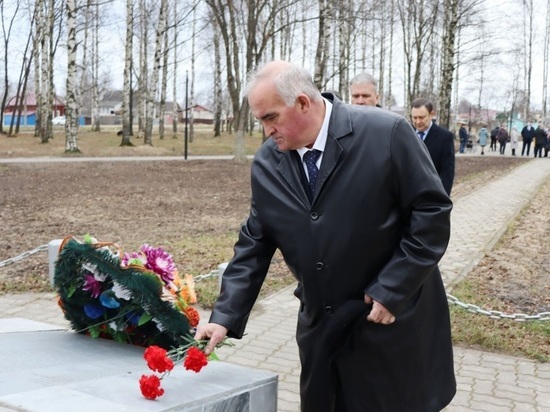 Сергей Ситников, в Буе  возложил цветы на могилу павшим воинам
