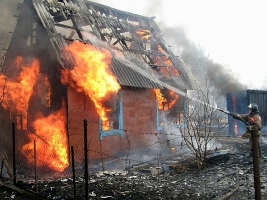 При пожаре в частном домовладении в Ростовской области погиб 27-летний парень