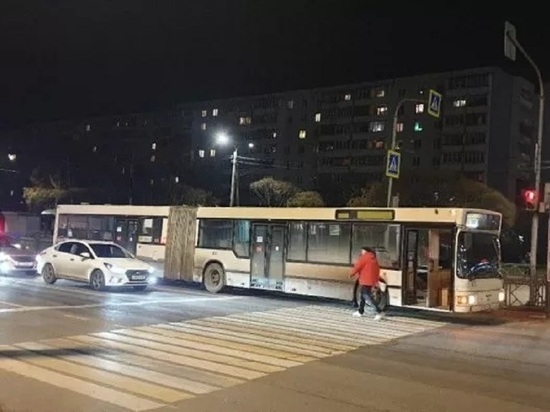 Пешеход в Пскове ушёл с места аварии после того, как его сбил автобус