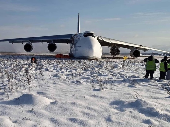 Стало известно о грузе на борту экстренно севшего в новосибирском Толмачево самолете