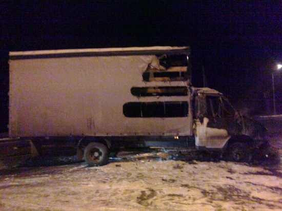 В Чебоксарах на ходу вспыхнула и полностью сгорела грузовая ГАЗель