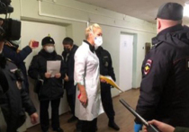 Информация о том, что в Вологде захватили женскую консультацию «пятеро неизвестных с двумя пакетами» прошла по новостным агентствам