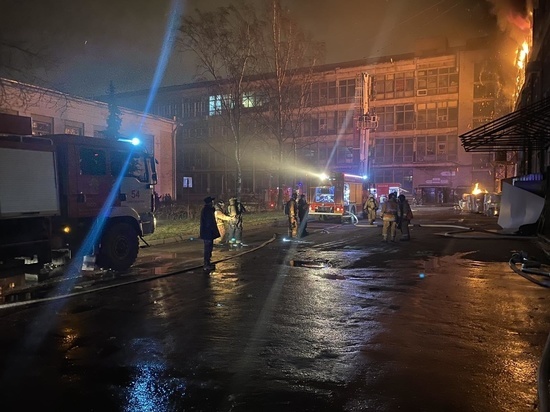 Сильный пожар на территории ЛЭМЗ тушат в Петербурге