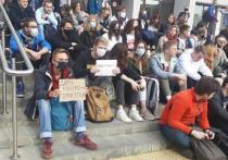 Белорусских студентов по требованию президента Александра Лукашенко массово исключают из вузов за участие в несанкционированных акциях протеста