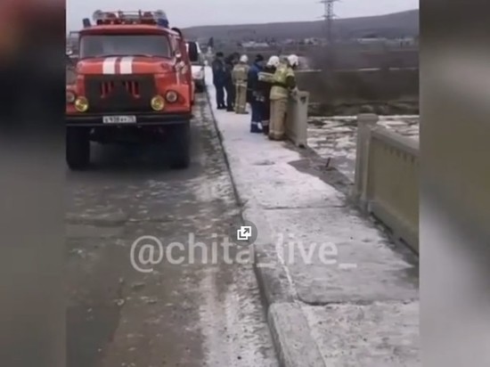 Автомобиль слетел с моста и утонул в районе Забайкалья