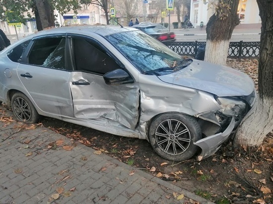 Водитель «Лады» пострадал в столкновении с «Мицубиси» в Каменске Шахтинском