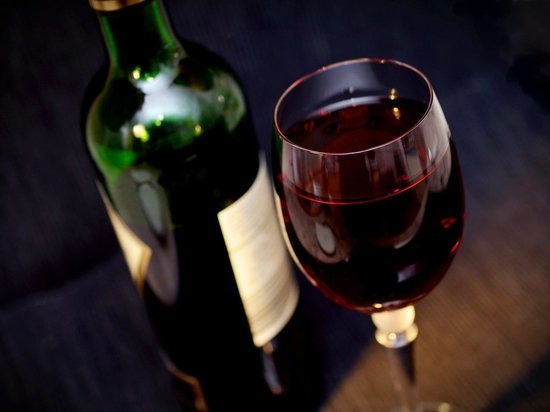 Врач оценил данные о пользе красного вина в борьбе с COVID