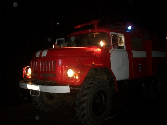 В Ивановской области 19 человек тушили огонь в хозяйственном дворе