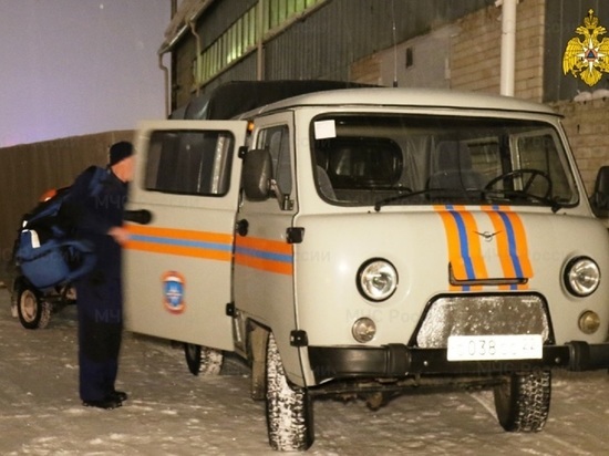 Алтайские спасатели проникли в запертую квартиру, чтобы спасти больного мужчину