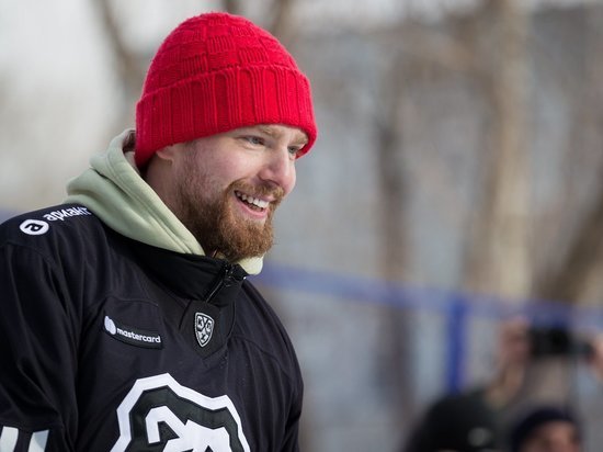 В Челябинске известный хоккеист Евгений Кузнецов провел мастер-класс для юных спортсменов