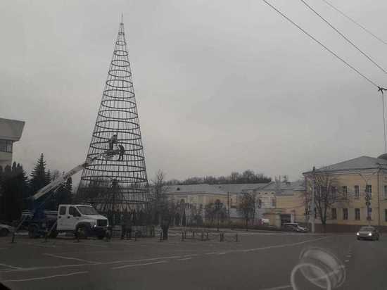 В Калуге начался монтаж главной новогодней елки