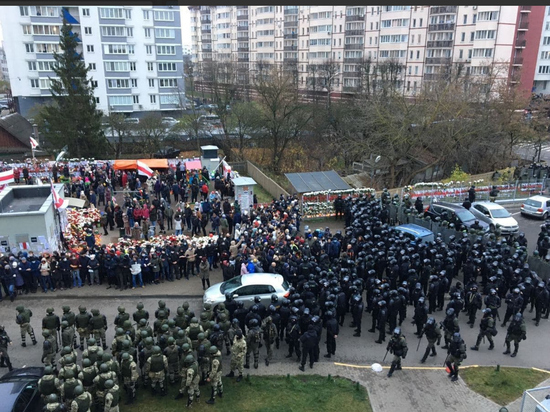 Силовики в Минске начали штурм мемориала на "Площади перемен"