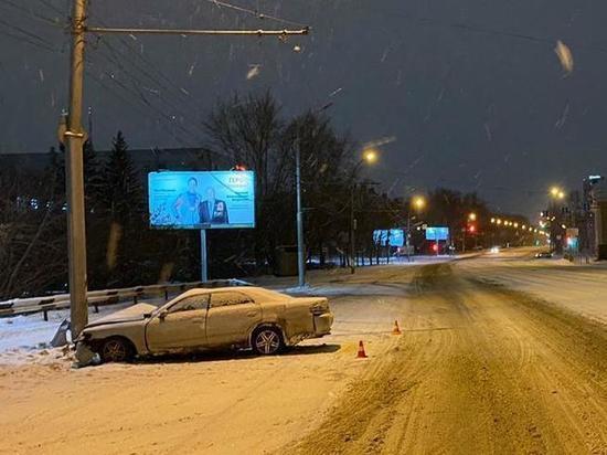 В Новосибирске водитель «Тойоты» сломал ногу в ДТП с уличным фонарем