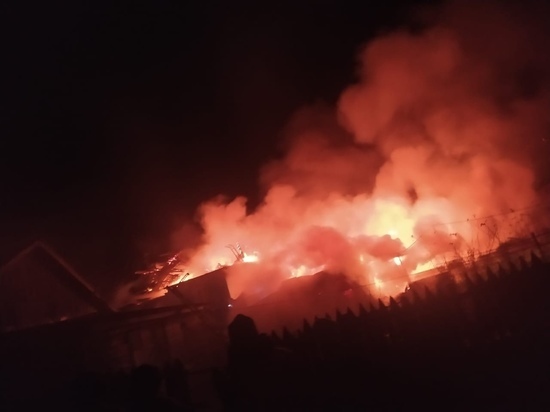 В Ярославской области ночной пожар уничтожил загородный дом семейной пары