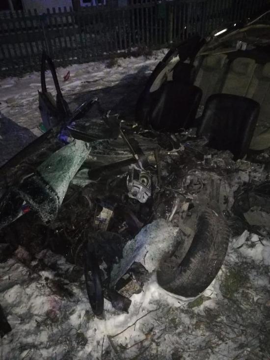 Автомобиль расплющило в смертельном столкновении в Кузбассе