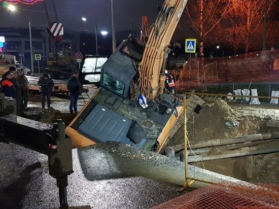 30-тонный экскаватор провалился в траншею на месте ремонтных работ во Владимире