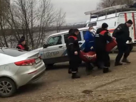 Адвокат и сотрудники ЧОПа спасли в Костроме человека, упавшего с моста в Волгу