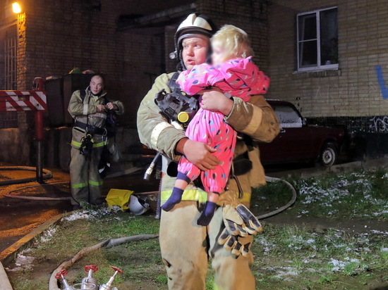 В страшном ночном пожаре в Смоленске были спасены 12 человек
