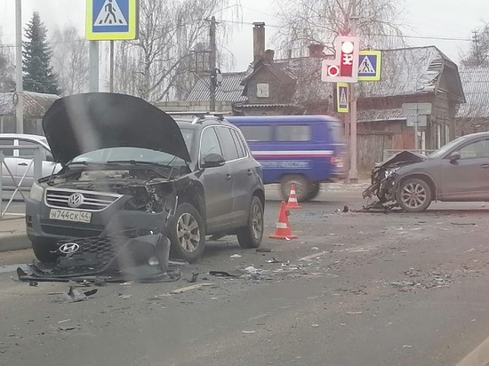 Тройственная авария в Костроме: сразу три иномарки столкнулись на перекрестке Калиновской и Галичской улиц