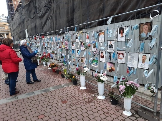 В  Петербурге пришлось ликвидировать мемориал со 128 портретами
