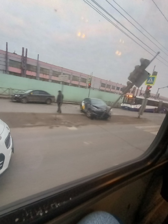 В Ярославле таксист сумел сломать светофор