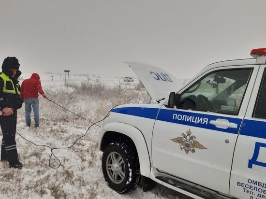 В Ростовской области водитель «Форда» из-за метели не справился с управлением и съехал с дороги