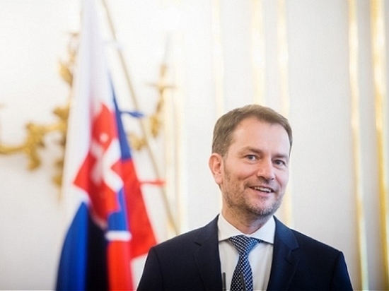 Премьер Словакии: с коронавирусом "нужно бороться, как с коммунистами"