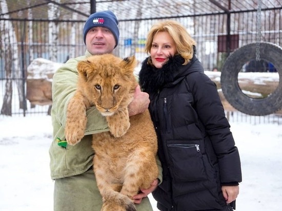 Популярная актриса и телеведущая Елена Старостина побывала в зоопарке Барнаула