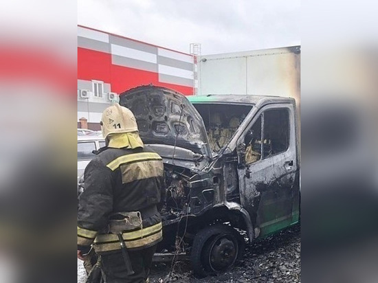 В Таганроге горел припаркованный грузовик