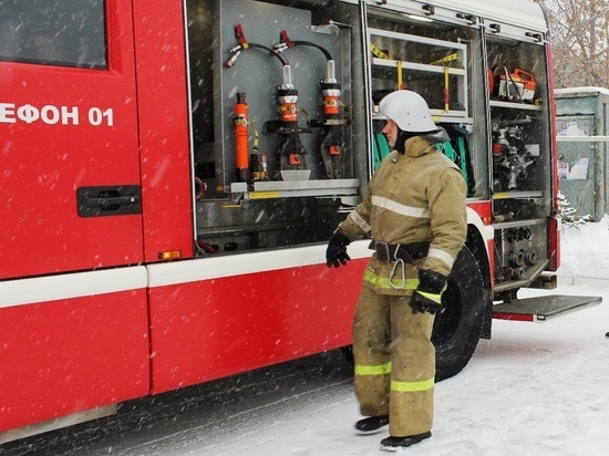 В Челябинской области загорелась квартира пьяного хозяина, соседи выбежали на мороз