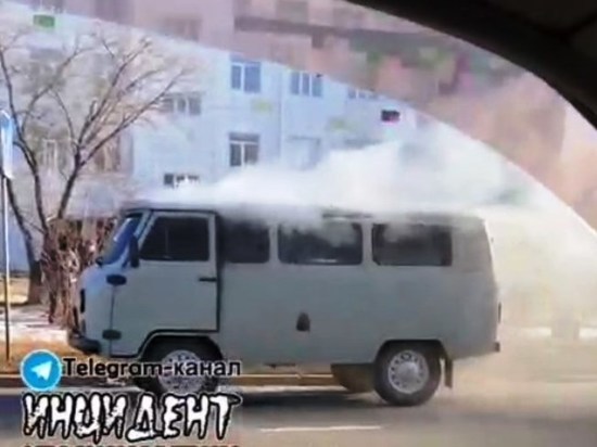 Пожарные Краснокаменска потушили вспыхнувший на улице УАЗ