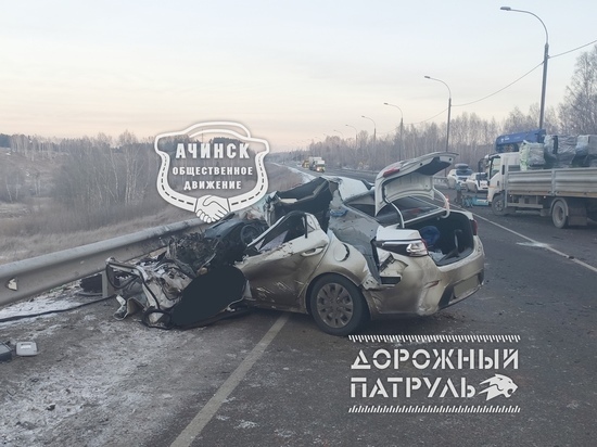 В Красноярском крае водитель влетел в автокран и погиб