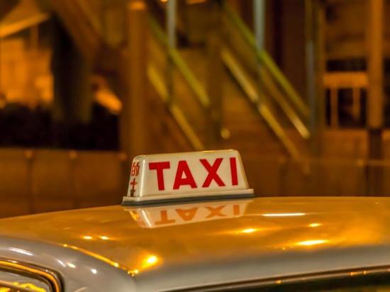 Такси попало в серьезную аварию в столице Кузбасса