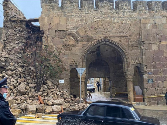 В Дербенте из-за дождя упала древняя крепостная стена