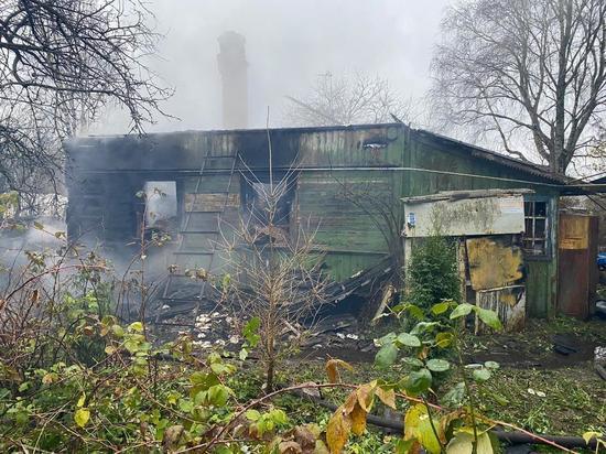 В Смоленском районе на глазах у 87-летней хозяйки сгорел ее дом