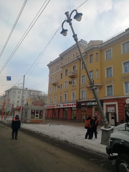 Антикварный фонарь грозится рухнуть на проезжую часть в центре столицы Кузбасса